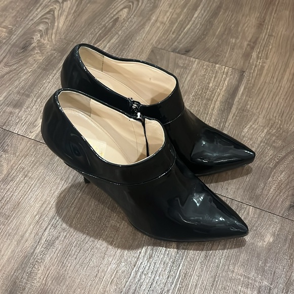 Beautiful Prada patent leather, pointy-toe booties! Size IT 38.5 / US 8. - Picture 3 of 8